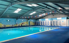 2 Storey 3 Bedroom Chalet -Outdoor Swimming Pool - Sleeps Up To 6 - 5 Min Walk To The Beach, Near Broads And Great Yarmouth